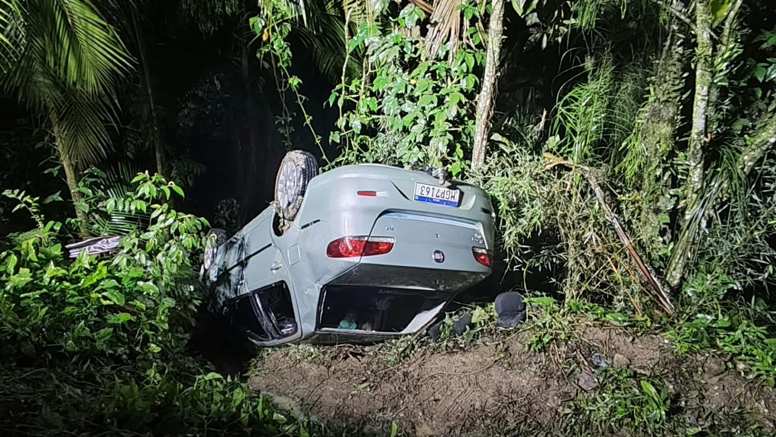 Carro cai em ribanceira e capota com três ocupantes 